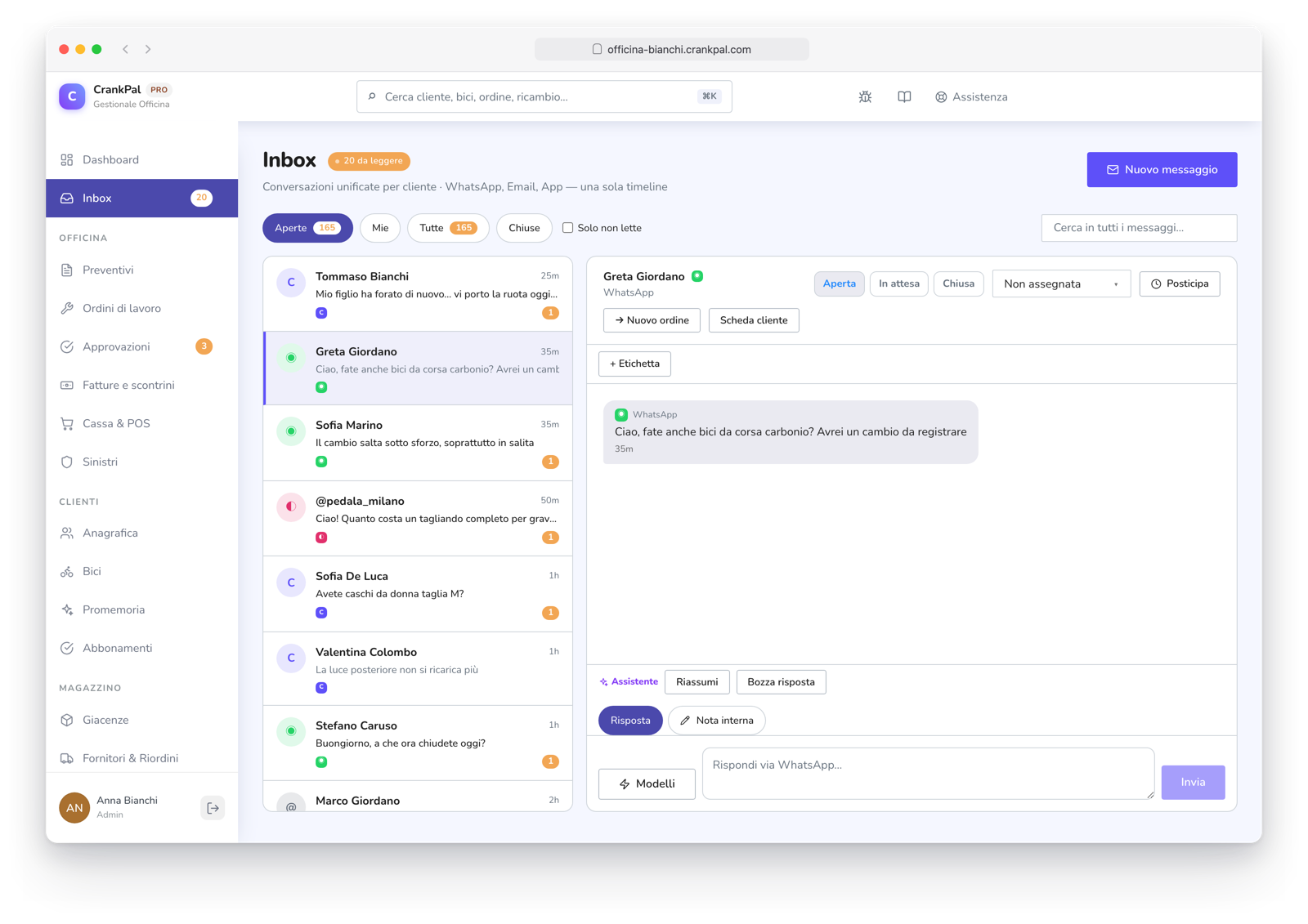 Master Inbox di CrankPal con i messaggi dei clienti da WhatsApp, Email, Facebook, Instagram e app CrankPal in un'unica casella, con la conversazione aperta e il pulsante per aprire la scheda cliente.
