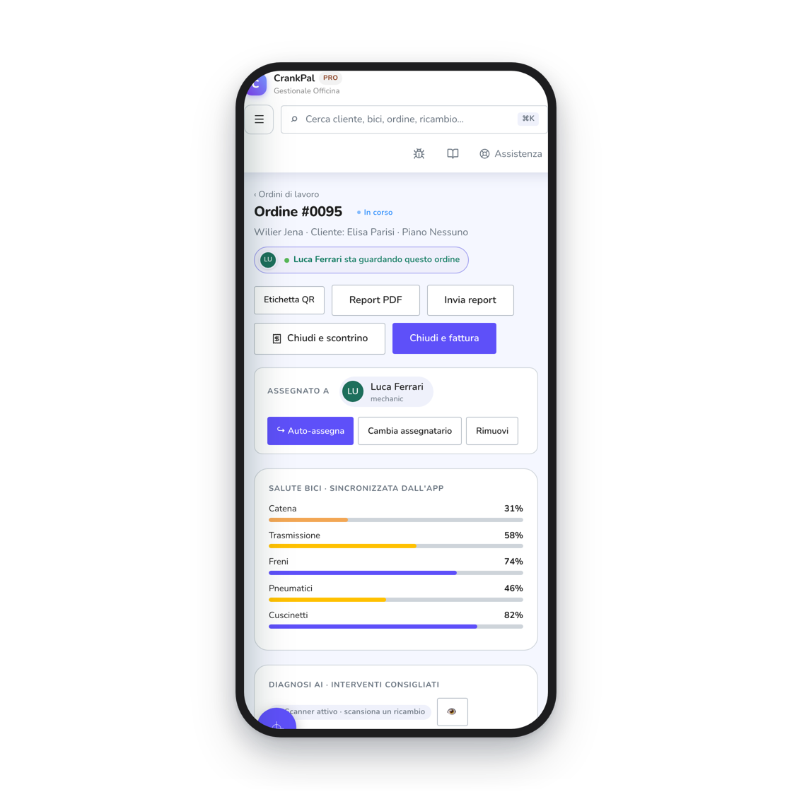 Il gestionale CrankPal aperto su iPhone: l'ordine di lavoro con lo stato, il meccanico assegnato, i pulsanti per chiudere con scontrino o fattura e le barre di salute della bici sincronizzate dall'app.