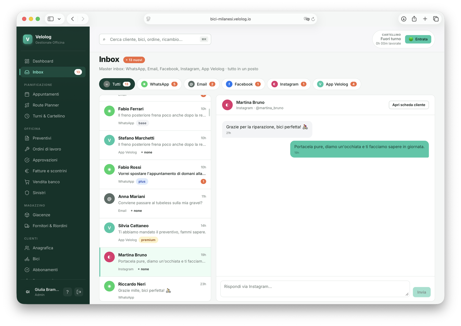 Master Inbox di CrankPal con i messaggi dei clienti da WhatsApp, Email, Facebook, Instagram e app CrankPal in un'unica casella, con la conversazione aperta e il pulsante per aprire la scheda cliente.