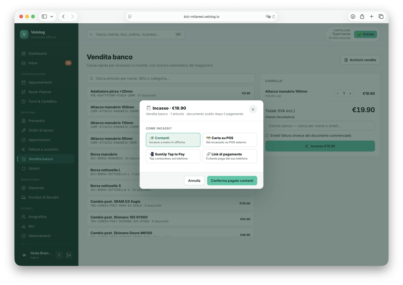 Vendita al banco di CrankPal con scarico automatico del magazzino e modale di incasso: contanti, carta su POS, SumUp Tap to Pay e link di pagamento.